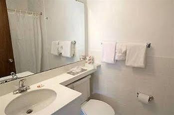 Rodeway Inn Glen Ellyn Екстериор снимка